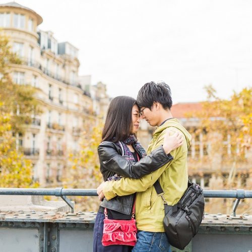 Ensaio casal asiático na Coulée Verte durante o outono com fotografo brasileiro em Paris