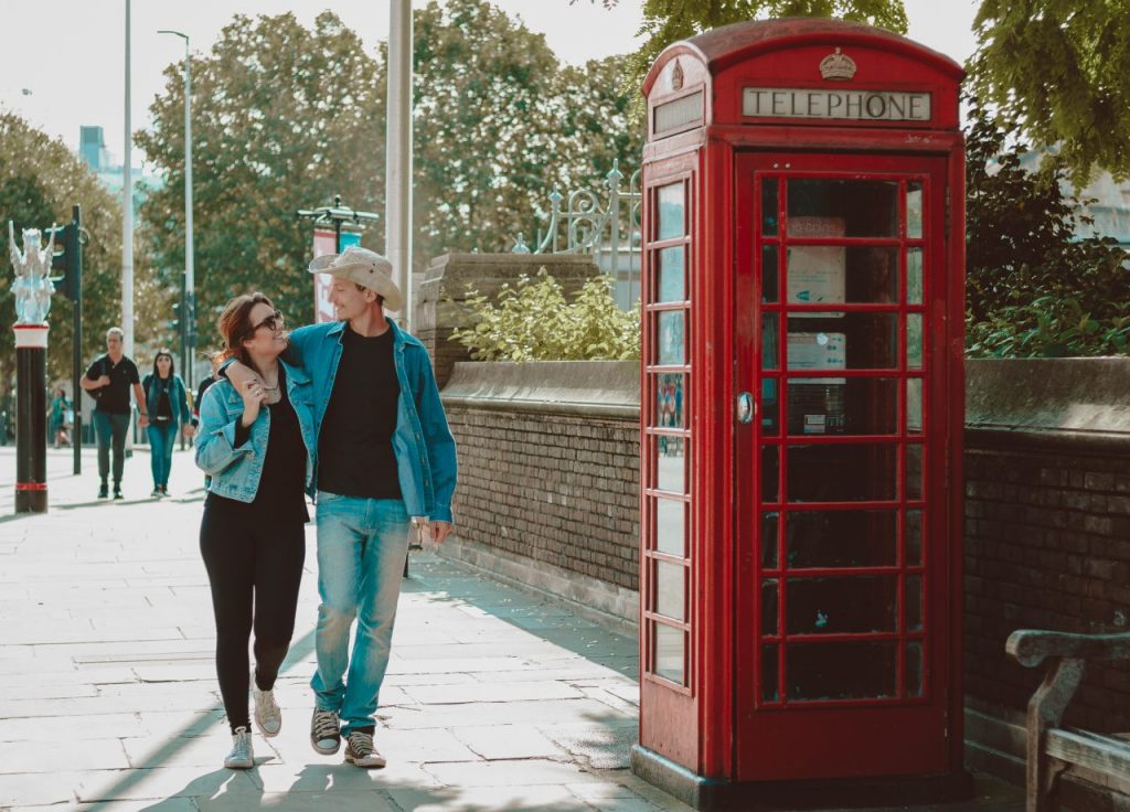 Ensaio casal com cabine telefônicas realizado por fotógrafa brasileira em Londres