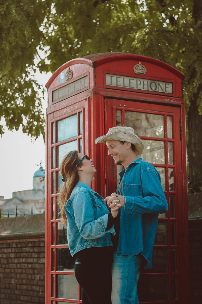 Ensaio casal feliz com cabines telefônicas realizado por fotógrafa brasileira em Londres