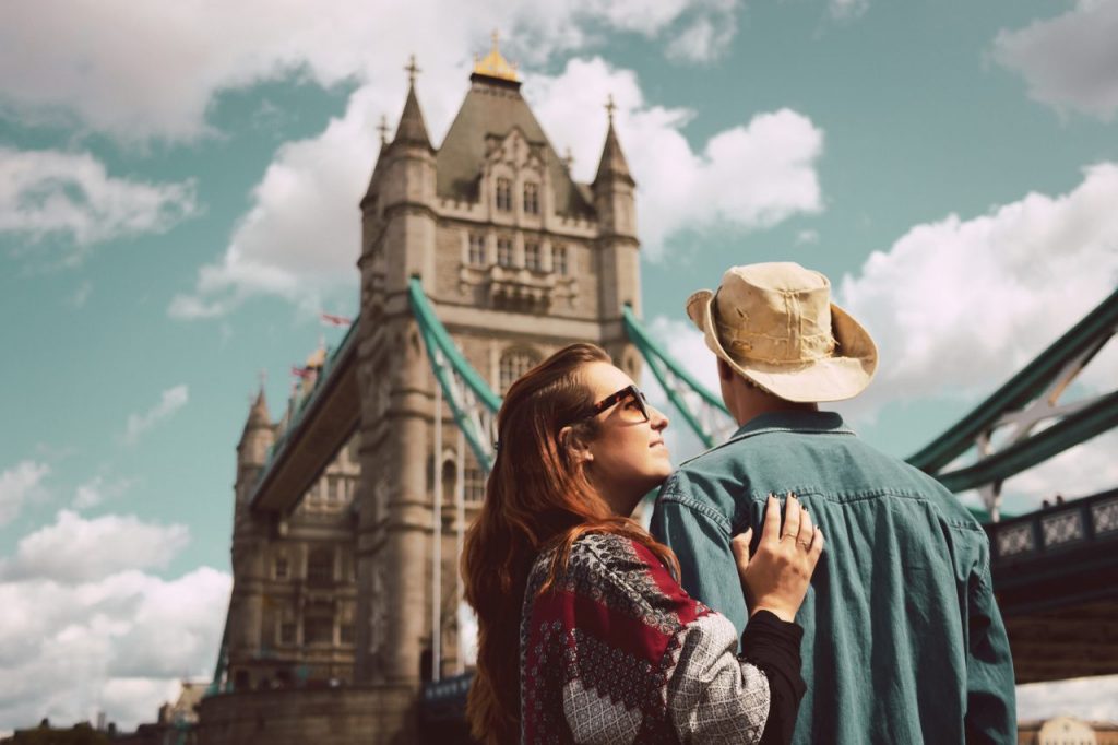 Ensaio casal na Tower Bridge realizado por fotógrafa brasileira em Londres