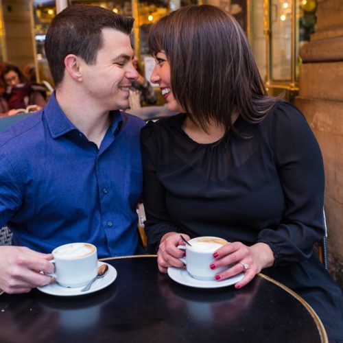 Ensaio casal num café parisiense capturado por fotógrafo em Paris