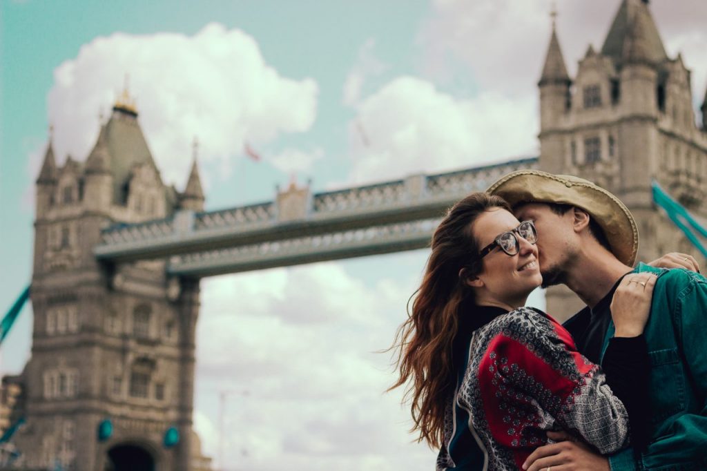 Ensaio casal romântico na Tower Bridge realizado por fotógrafa brasileira em Londres