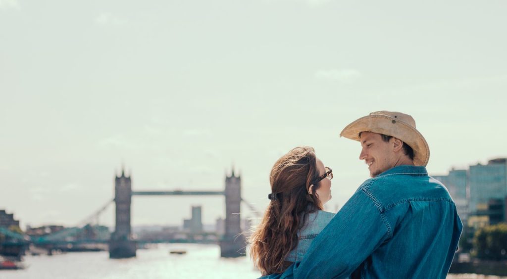 Ensaio de casal na Tower Bridge realizado por fotógrafa brasileira em Londres