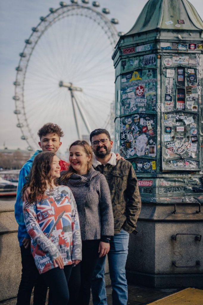 Ensaio família feliz na London Eye realizado por fotógrafa brasileira em Londres
