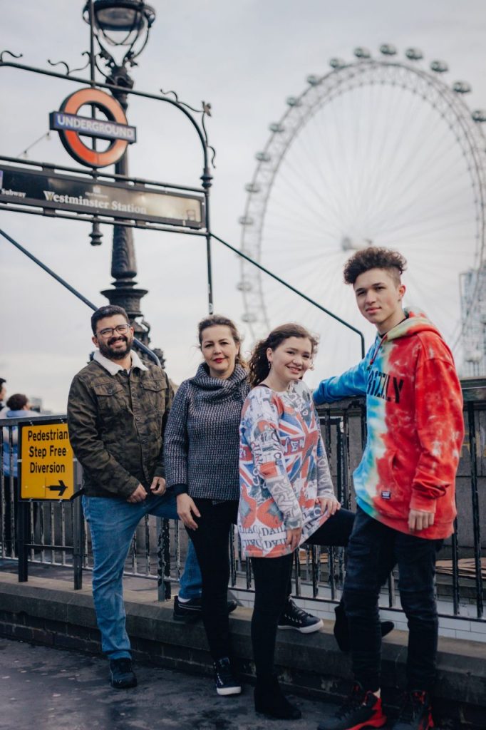 Ensaio família na Westminster Station com a London Eye realizado por fotógrafa brasileira em Londres