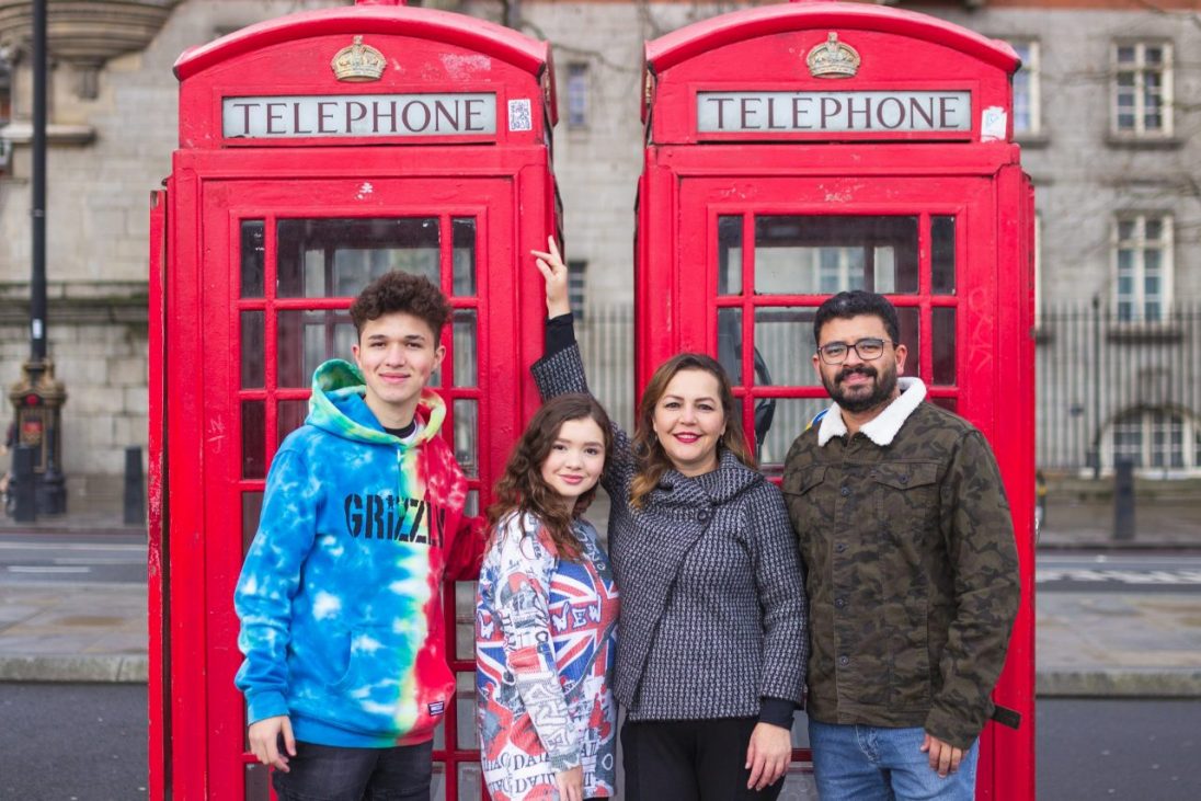 Ensaio família nas cabines telefônicas da Inglaterra por fotógrafa brasileira em Londres