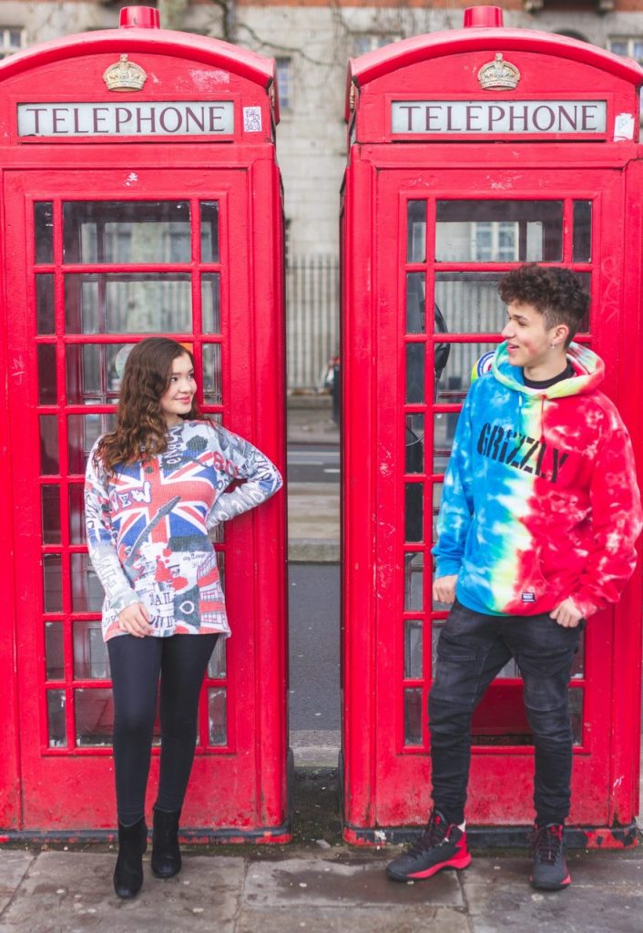 Ensaio irmãos família nas cabines telefônicas da Inglaterra por fotógrafa brasileira em Londres