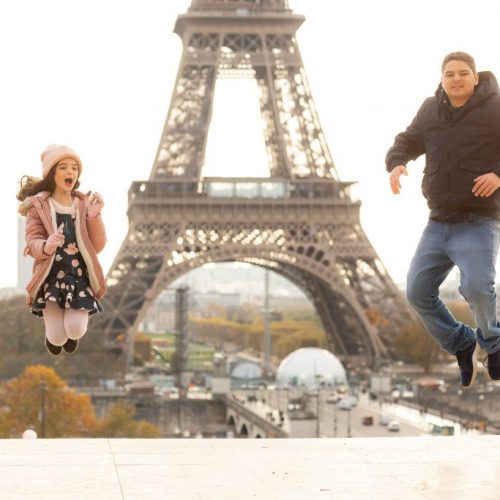 Fotógrafo brasileiro em Paris : Ensaio família irmãos pulando na Torre Eiffel