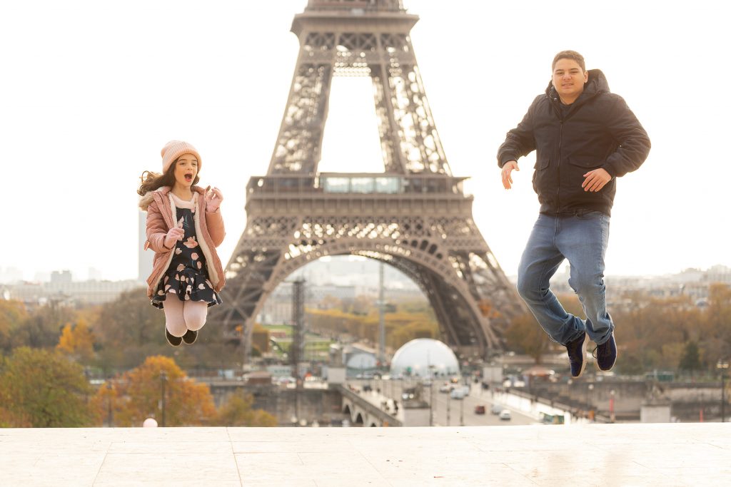 Fotógrafo brasileiro em Paris : Ensaio família irmãos pulando na Torre Eiffel