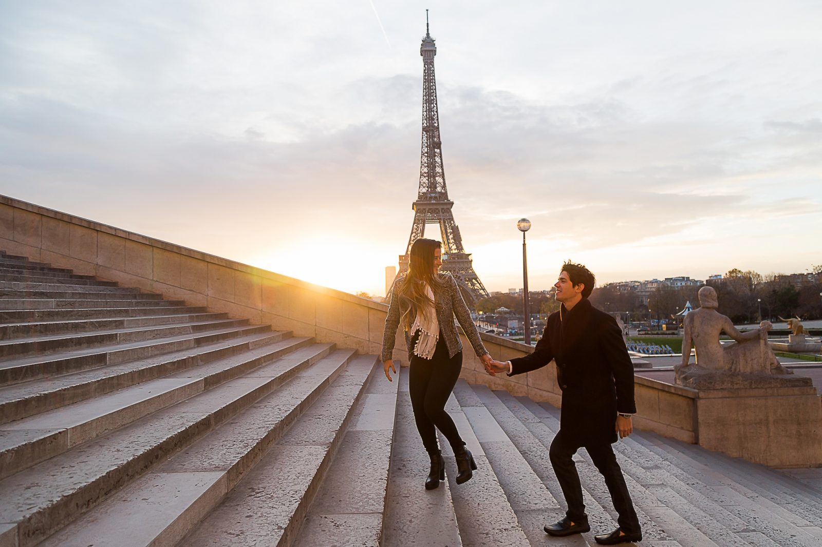 Ensaio casal com pedido de casamento no nascer do sol na Torre Eiffel capturado por Souvenirs Photos Paris, fotógrafa brasileira em Paris.