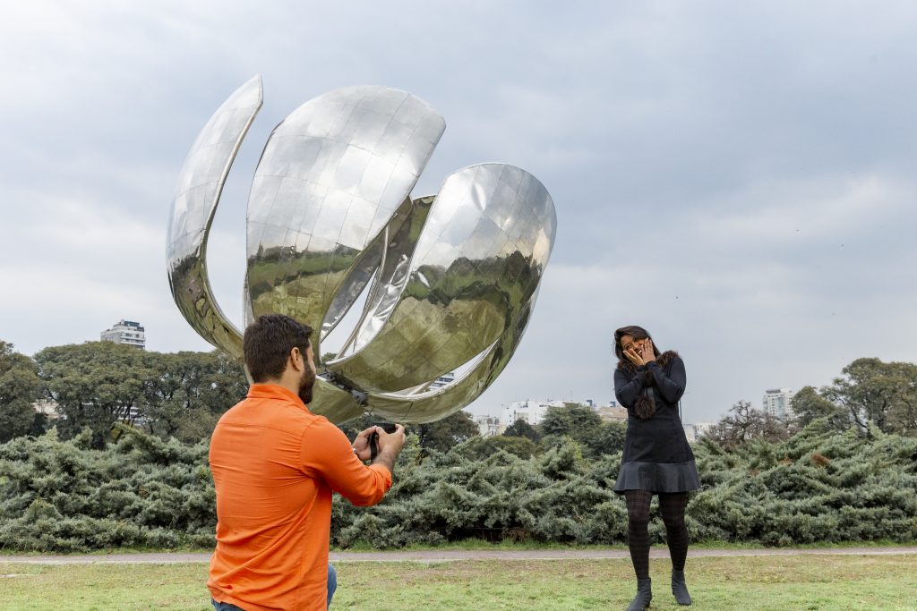 Pedido de casamento surpresa na Floralis Generica em Buenos Aires por fotógrafa brasileira