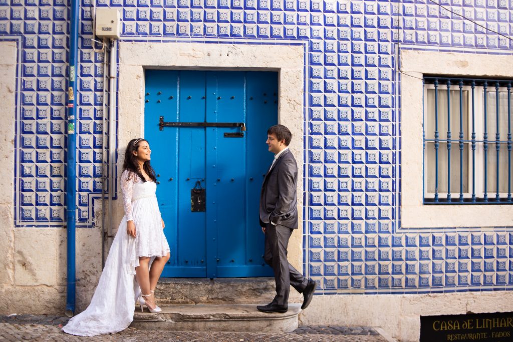 Casal durante ensaio em Alfama com fotografo brasileiro em Lisboa