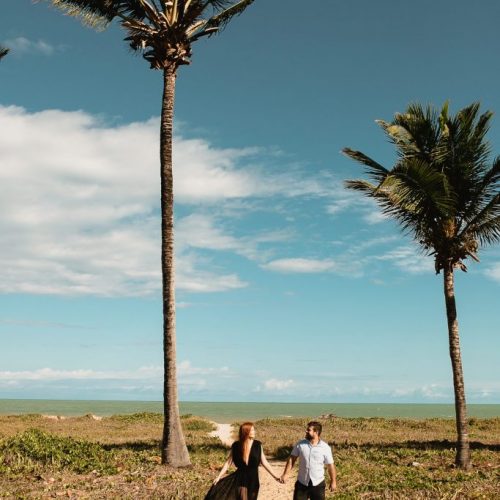 Ensaio casal em Intermares entre coqueiros e mar - Fotógrafa em João Pessoa