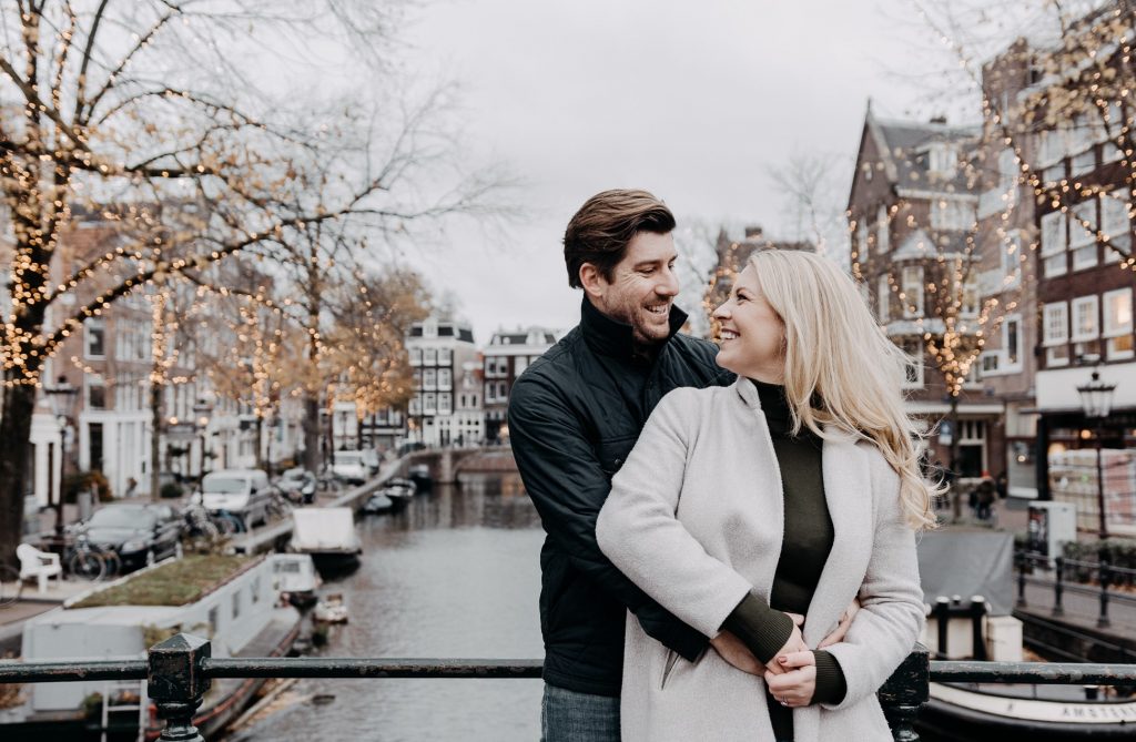 Ensaio casal no inverno nos canais da Holanda com fotógrafo brasileiro em Amsterdam