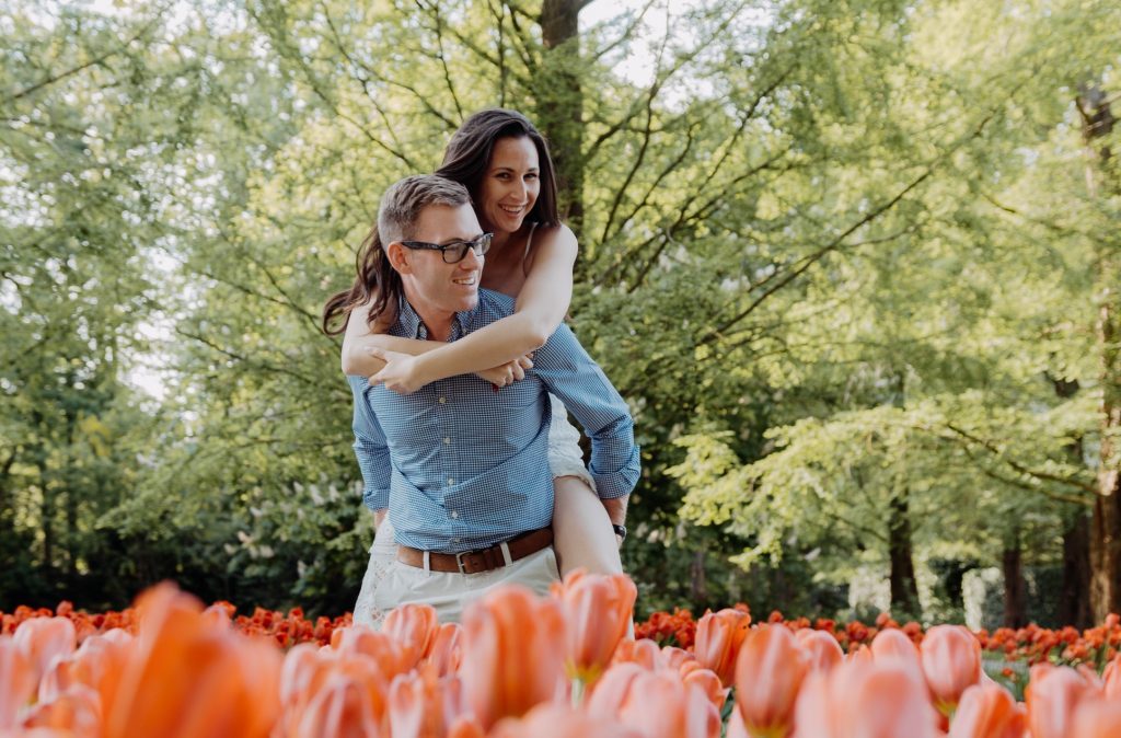 Ensaio de casal com as tulipas de Keukenhof na Holanda com fotógrafo brasileiro em Amsterdam