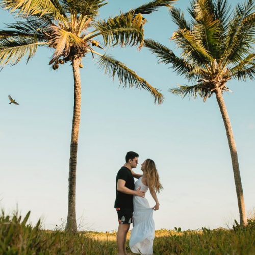 Ensaio de casal na Praia de Intermares com os coqueiros e os cactus - Fotógrafo em João Pessoa