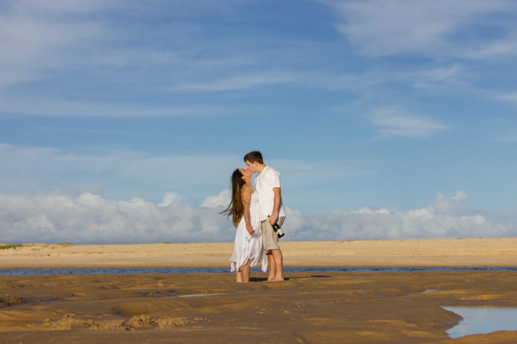 Ensaio de casal na praia em Barra de Gramame - Fotógrafo na Paraíba