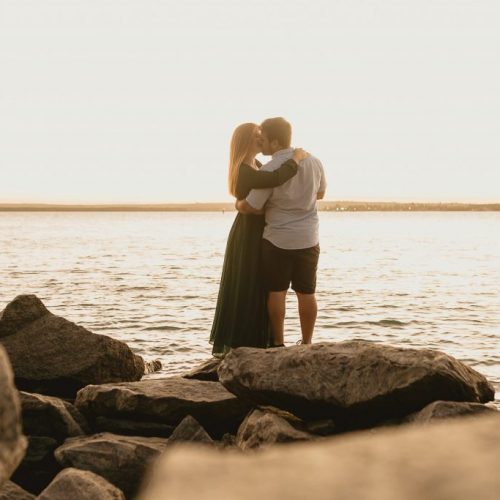 Ensaio de casal no pôr do sol na praia de Cabedelo - Fotógrafa em João Pessoa