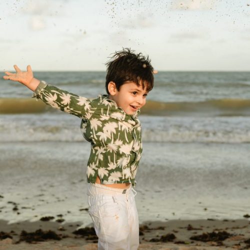 Ensaio família - Criança brincando com areia na praia de Tambaú - Fotógrafo em João Pessoa