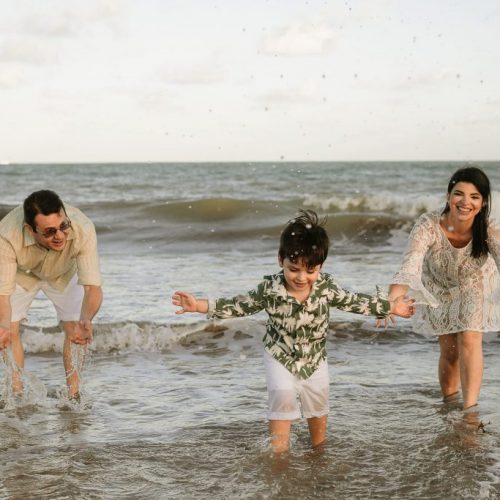 Ensaio família divertido na praia em João Pessoa - Fotógrafa na Paraíba