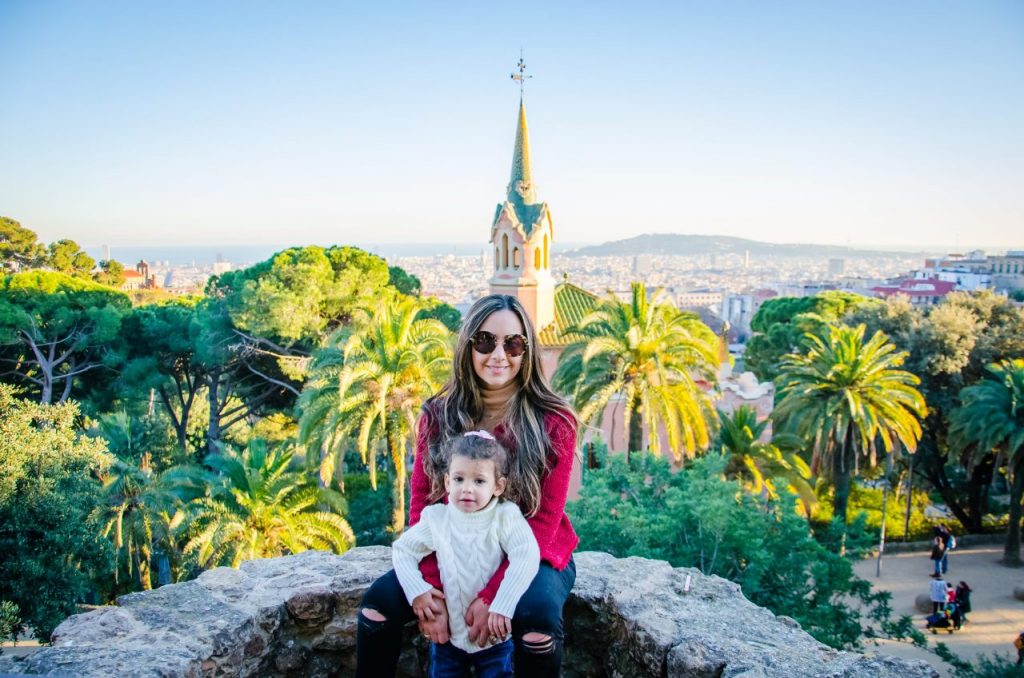 Ensaio família no Parc Guell com fotógrafo brasileiro em Barcelona