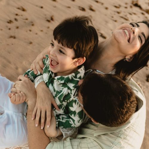 Ensaio super feliz de família na praia de Tambaú com fotógrafa em João Pessoa