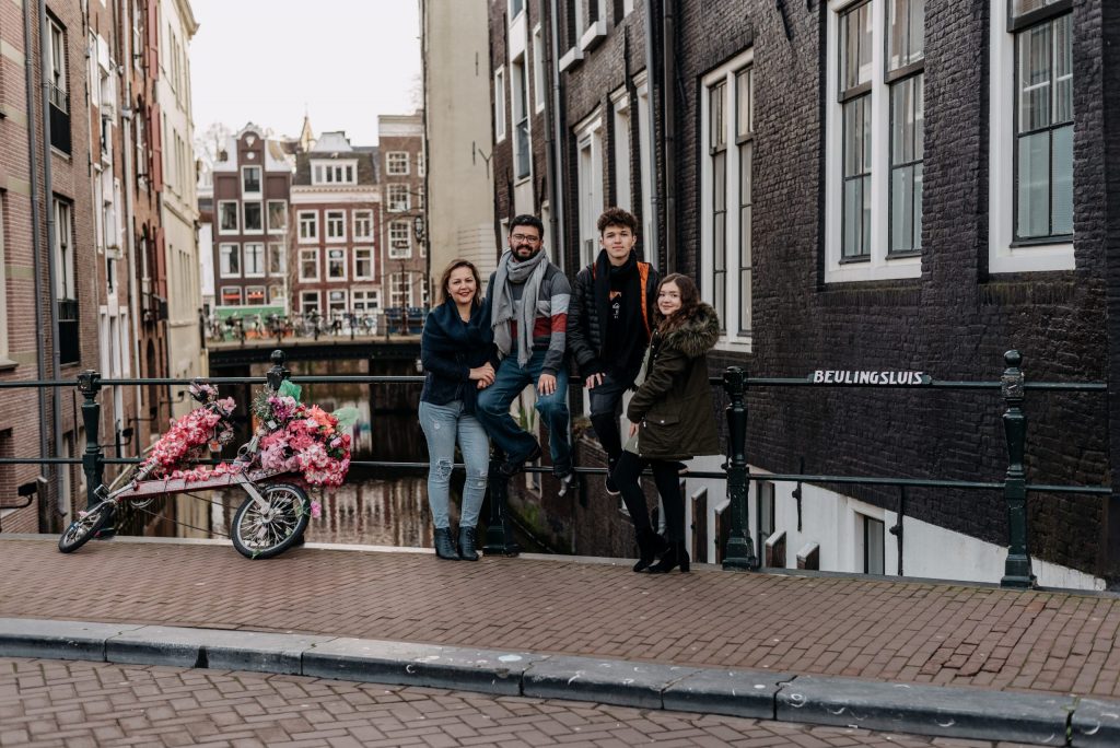 Família pelos canais da Holanda durante ensaio com fotógrafa brasileira em Amsterdã