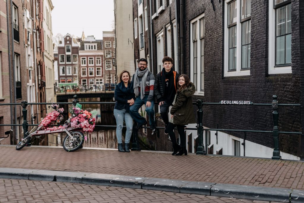 Família pelos canais da Holanda durante ensaio com fotógrafa brasileira em Amsterdã