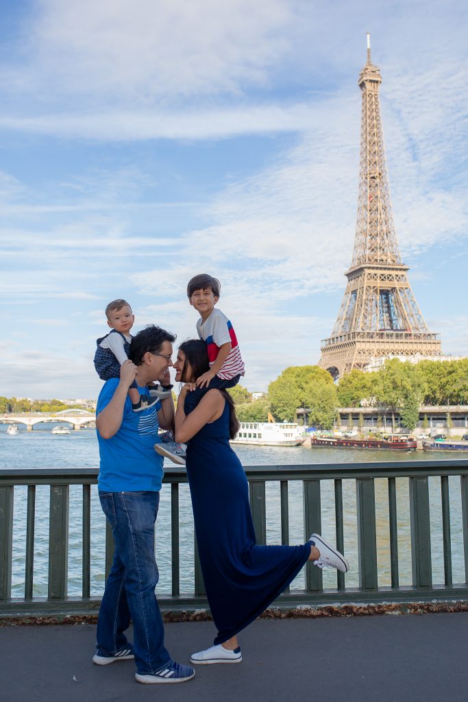 Fotógrafo brasileiro em Paris : Família na Ponte Bir Hakeim durante ensaio em Paris