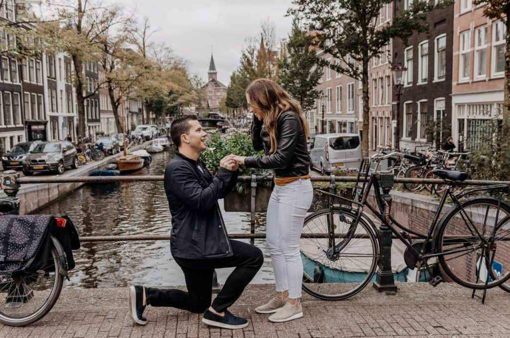 Pedido de casamento surpresa nos canais da Holanda com fotógrafo brasileiro em Amsterdam