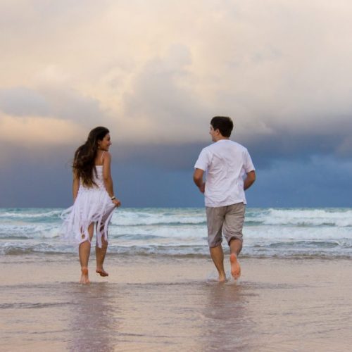 Pré-wedding Casal correndo na praia em Barra de Gramame – Fotógrafo na Paraíba