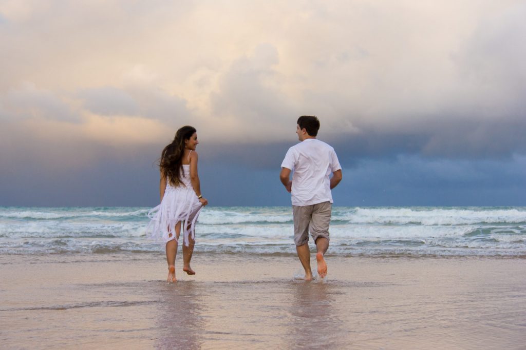 Pré-wedding Casal correndo na praia em Barra de Gramame – Fotógrafo na Paraíba