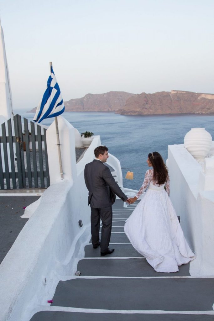 Casal de noivos em Oia durante ensaio com nossa fotógrafa em Santorini na Grécia