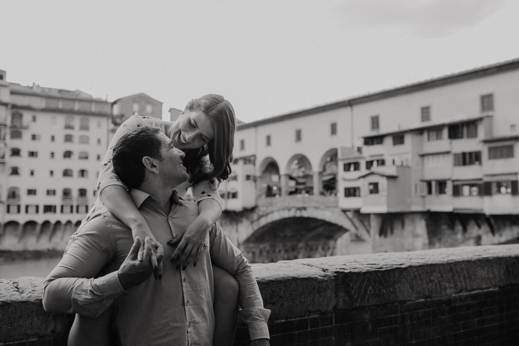 Casal durante ensaio em Florença com fotógrafa brasileira na Itália