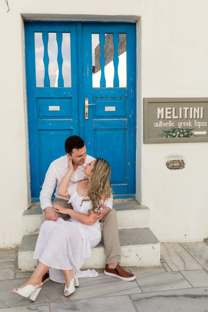 Casal em Santorini com fotógrafo na Grécia