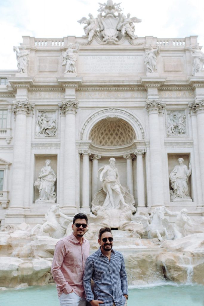 Casal gay na Fontana di Trevi durante ensaio realizado por fotógrafa brasileira em Roma