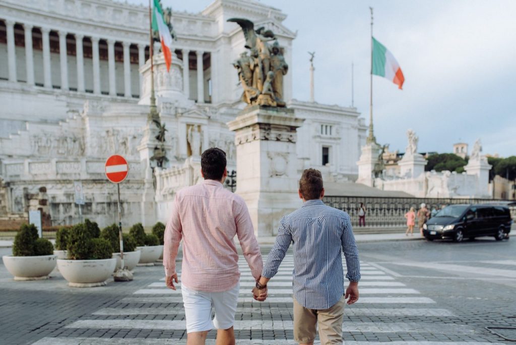 Casal gay no Monumento Nazionale a Vittorio Emanuele II com fotógrafa brasileira em Roma