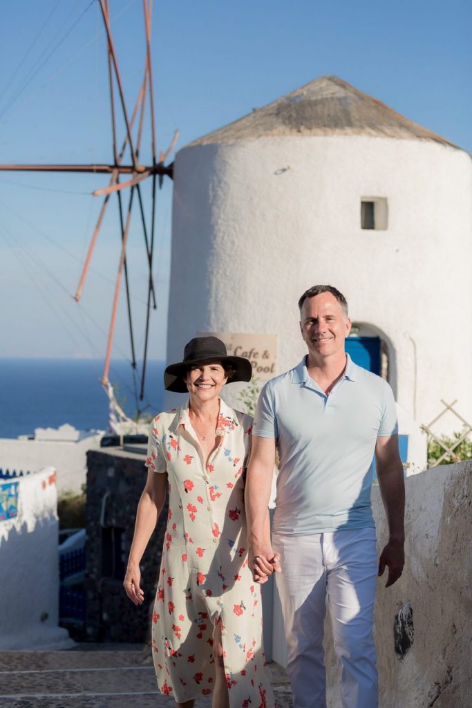 Ensaio casal com moinhos de Oia com fotógrafa brasileira em Santorini