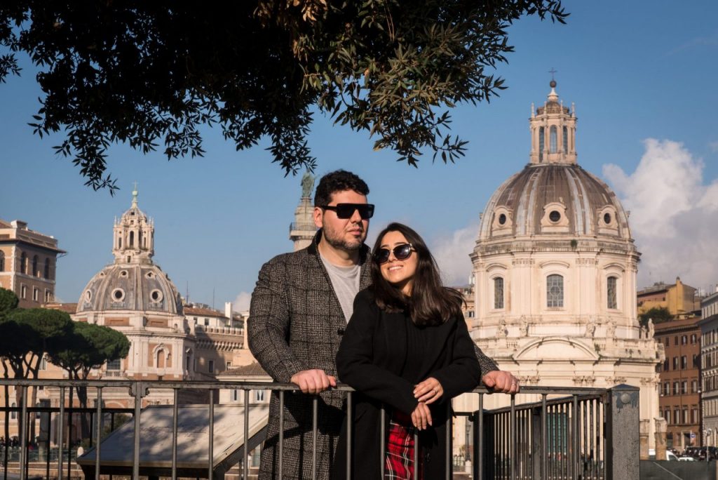 Ensaio casal em lua de mel no Fórum Romano com fotógrafa brasileira em Roma