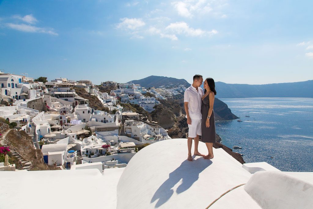 Ensaio casal na lua de mel em Santorini com fotógrafo na Grécia