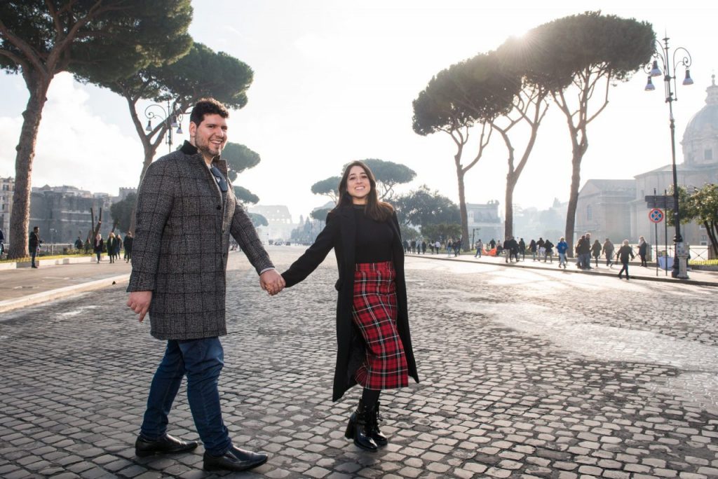 Ensaio casal no Fórum Romano por fotógrafa brasileira em Roma