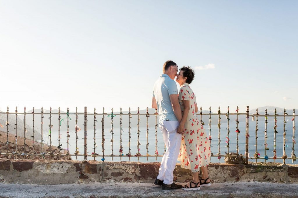 Ensaio casal vista caldeira do vulcão com fotógrafa brasileira em Santorini