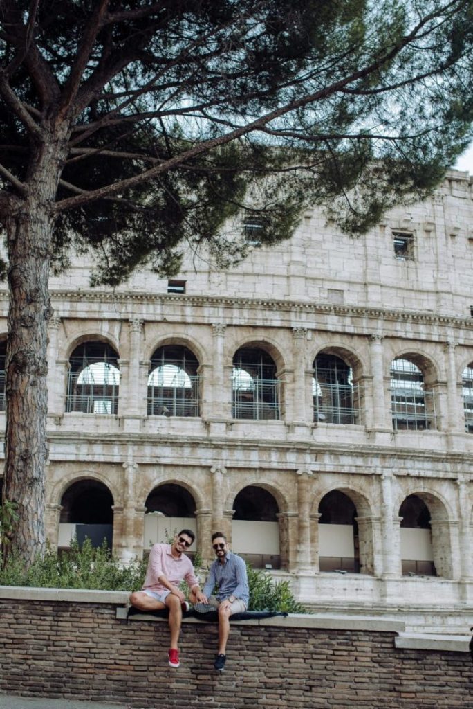 Casal gay no Coliseu com fotógrafa brasileira em Roma