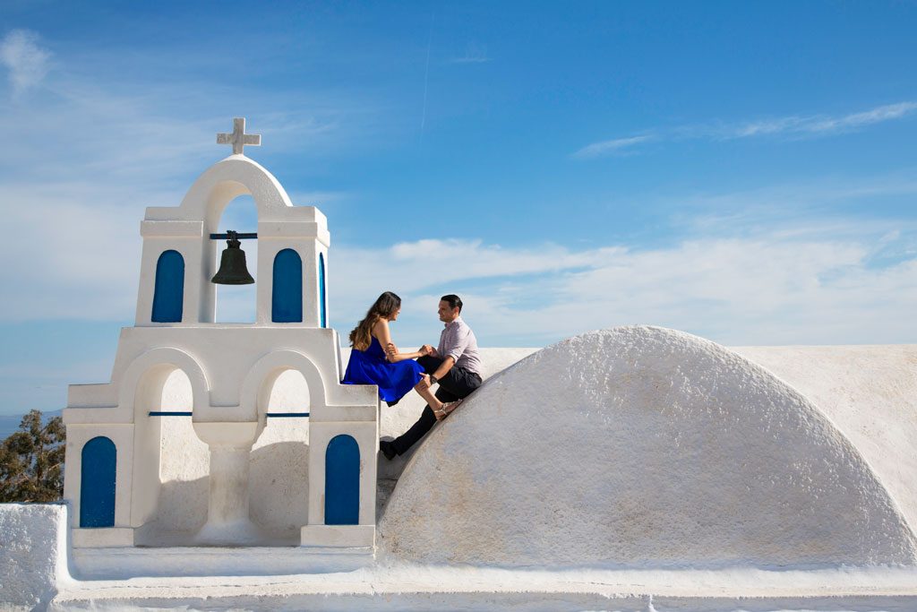 Ensaio em Santorini nas igrejinhas azuis com fotografa na Grécia