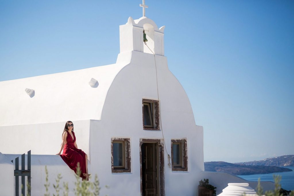 Ensaio feminino com igreja grega com fotógrafa brasileira em Santorini