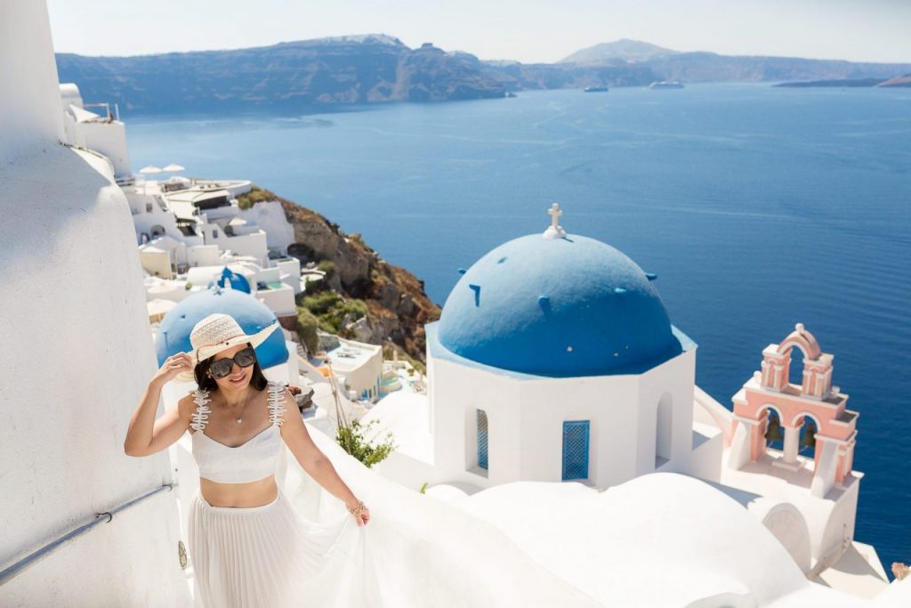 Ensaio feminino em Santorini com nossa fotógrafa brasileira em Oia na Grécia