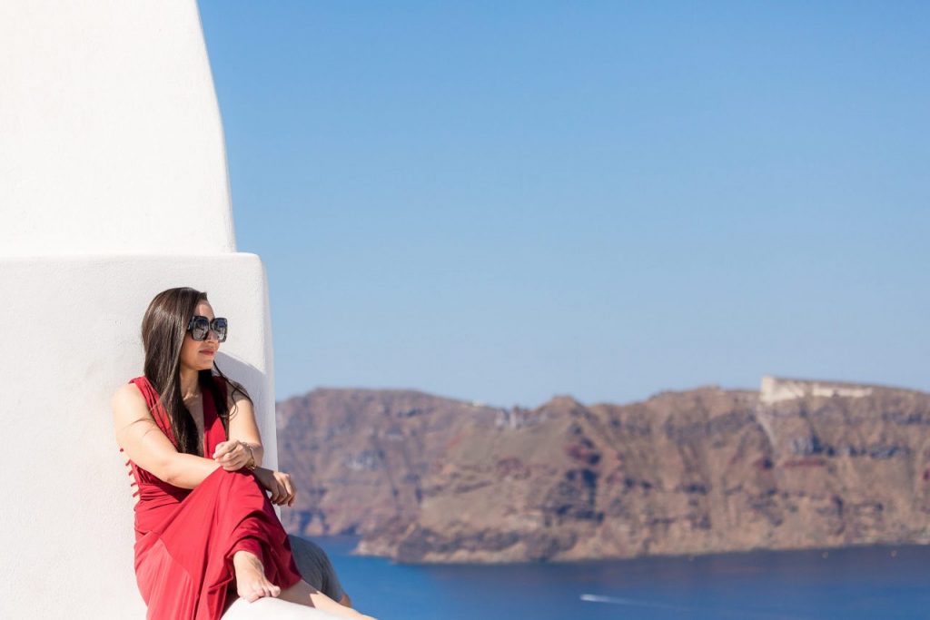 Ensaio feminino na ilha do vulcão com nossa fotógrafa brasileira em Santorini na Grécia