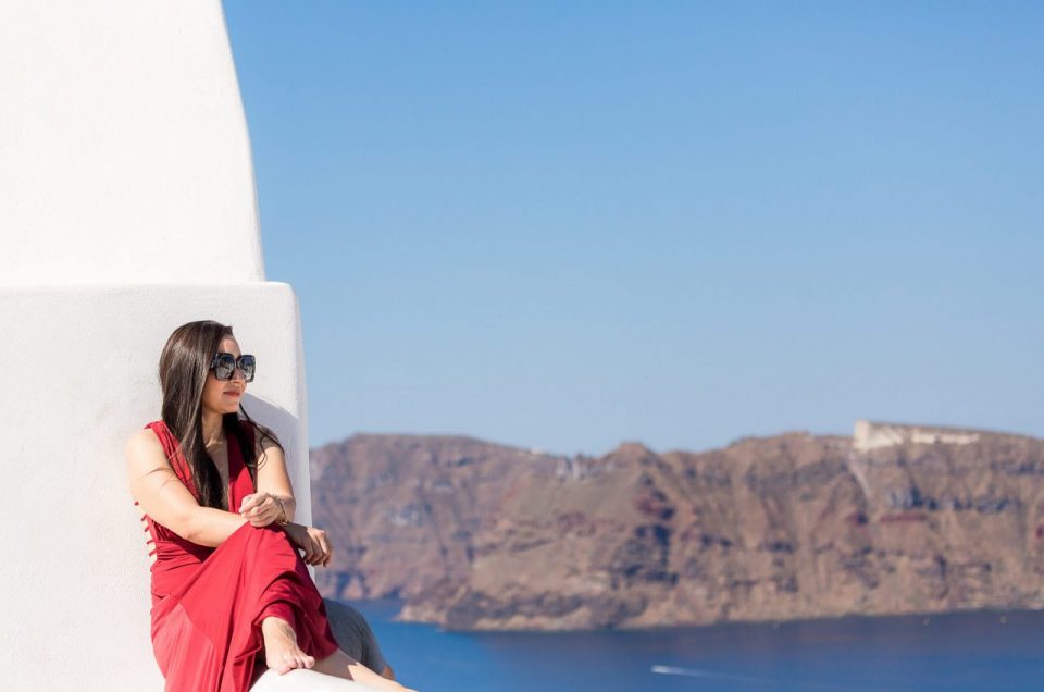 Ensaio feminino na ilha do vulcão com nossa fotógrafa brasileira em Santorini na Grécia