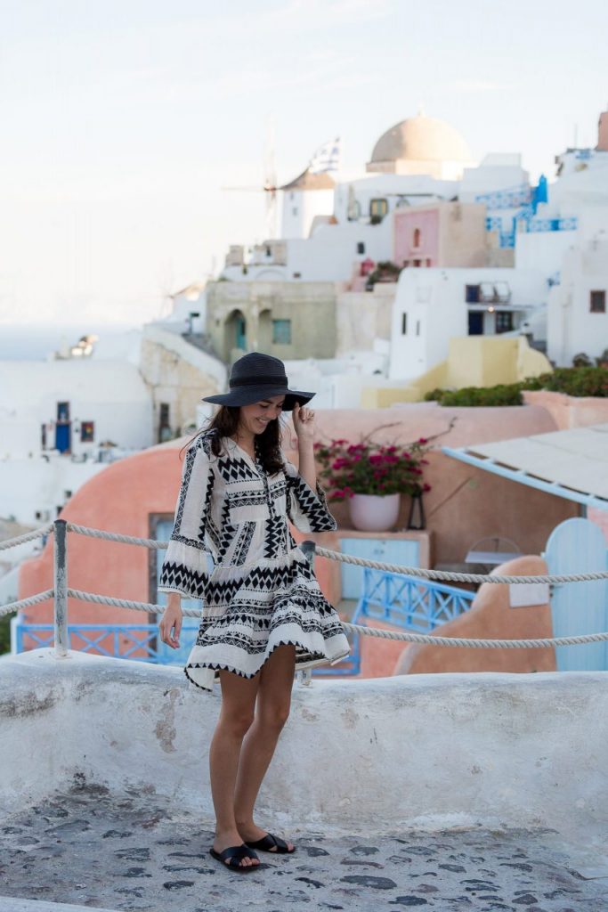 Ensaio feminino pelas ruelas de Oia com fotógrafa brasileira em Santorini