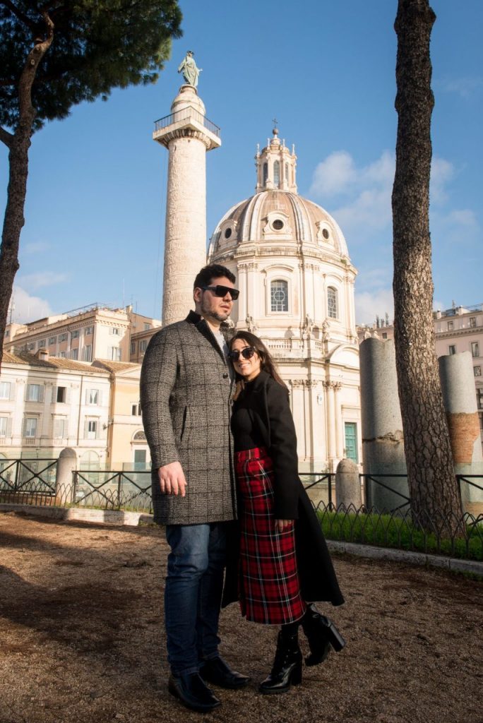 Ensaio no Fórum Romano de casal em lua de mel realizado por fotógrafa brasileira em Roma